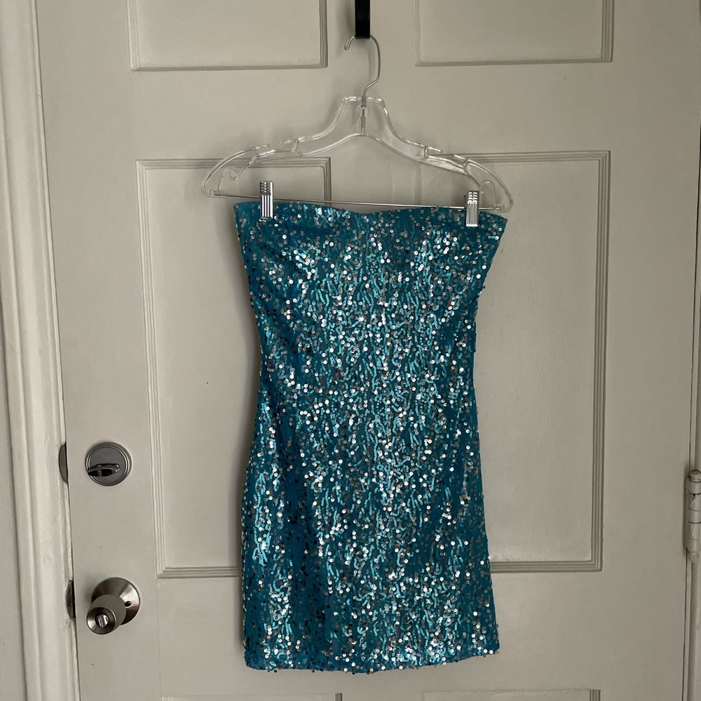 WINDSOR LIGHT BLUE SEQUINED STRAPLESS DRESS!